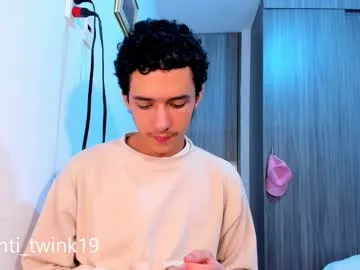 santi_twink19 Image 2