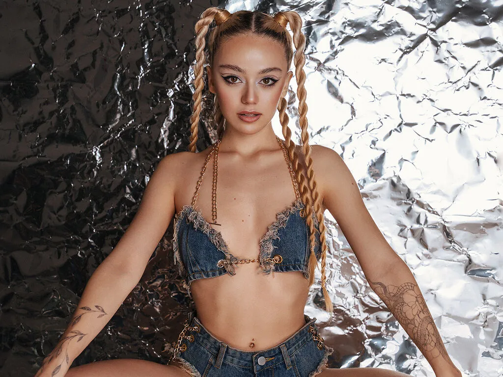 EstellaRichmond's Thumb Image